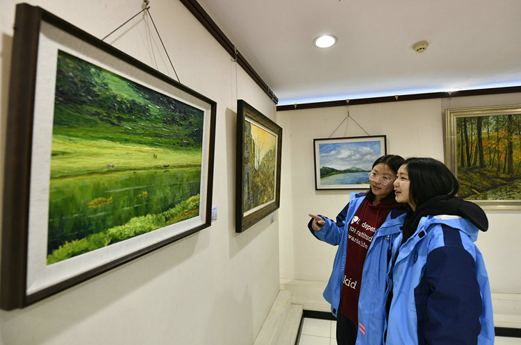 遷安市“萬象於心 故鄉情真”滕國富繪畫作品展開展_fororder_學生正在觀展。梁玉水攝