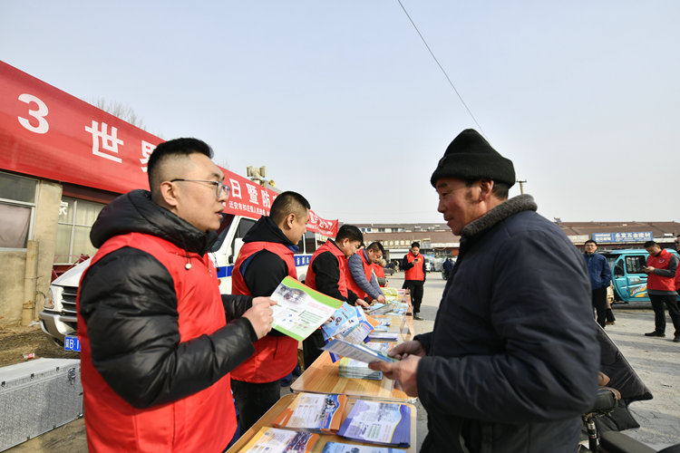 河北遷安：氣象防災減災知識“趕大集”_fororder_志願者向村民講解氣象科普知識。梁玉水攝