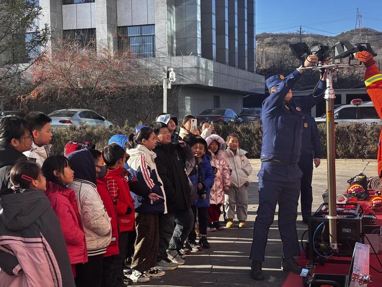 河北平泉：消防體驗成長營 寓學于趣度寒假