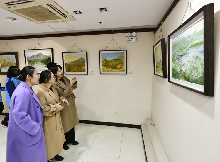 遷安市“萬象於心 故鄉情真”滕國富繪畫作品展開展_fororder_市民前來觀展。梁玉水攝