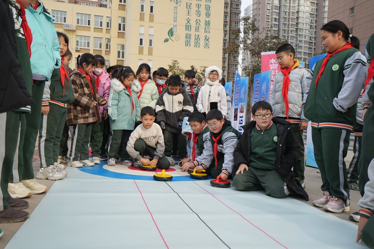 河北石家莊：冰雪運動進校園 點燃青少年冬日激情