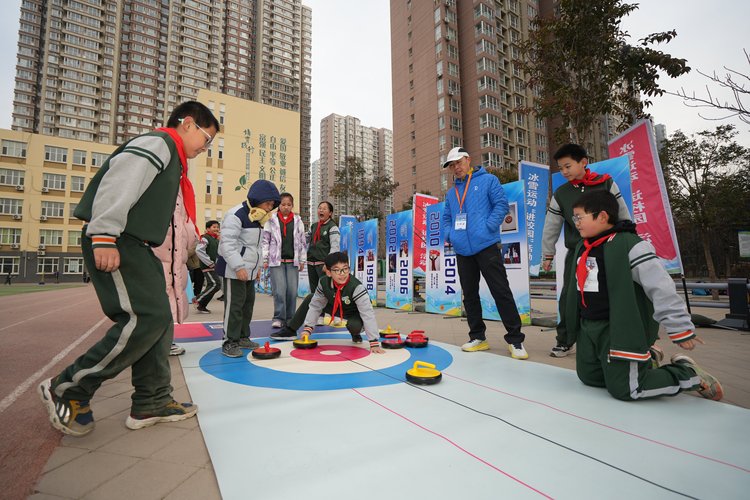 河北石家莊：冰雪運動進校園 點燃青少年冬日激情