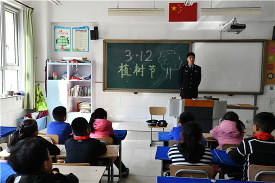 河北省秦皇島出入境邊防檢查站開展 “綠色進校園 環保記心間”植樹節活動