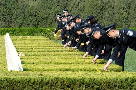 河北出入境邊防檢查總站開展“弘揚公安英烈精神 做黨的忠誠衛士”清明節祭奠活動