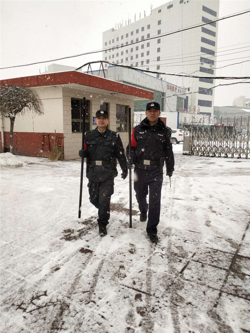 石家莊北站派出所民警雪天執勤為旅客保駕護航