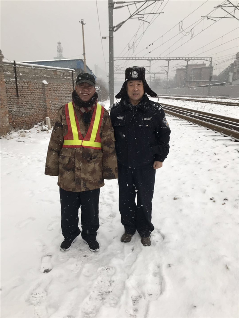 石家莊北站派出所民警雪天執勤為旅客保駕護航