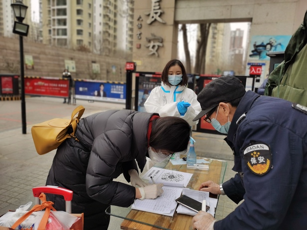 【河北012801】石家莊抗“疫”志願者柏唸唸：堅守交通一線 護送學生回家