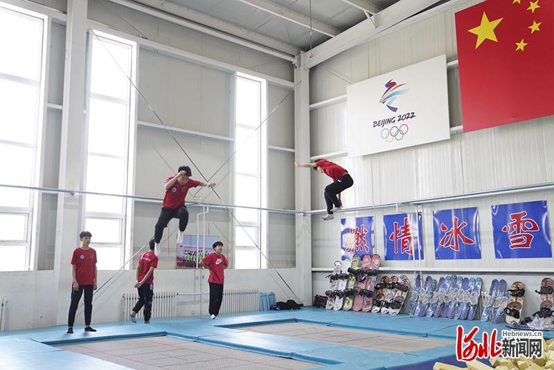 【百年京張路 築夢冬奧行】大力發展青少年冰雪運動 讓青春在冰雪場上飛揚