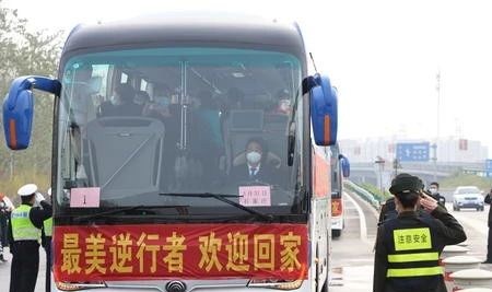 春暖花開 英雄歸來 ——新幹線國賓車隊迎接援鄂醫療隊平安返回石家莊