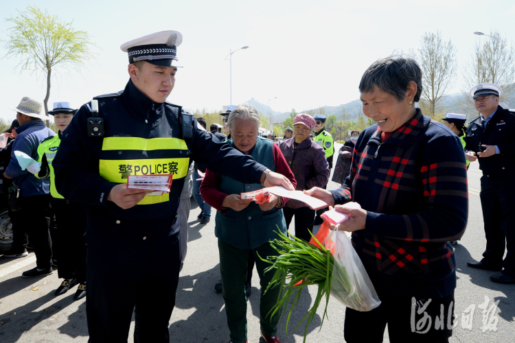 河北淶源：宣傳交通安全常識，確保節日平安出行