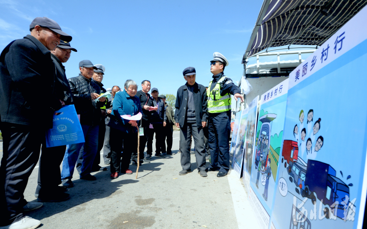 河北淶源：宣傳交通安全常識，確保節日平安出行