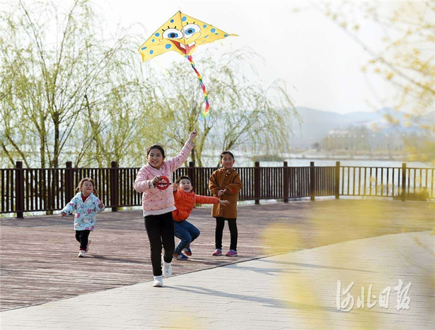 河北臨城：“民生公園“享春光