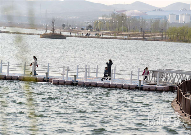 河北臨城：“民生公園“享春光