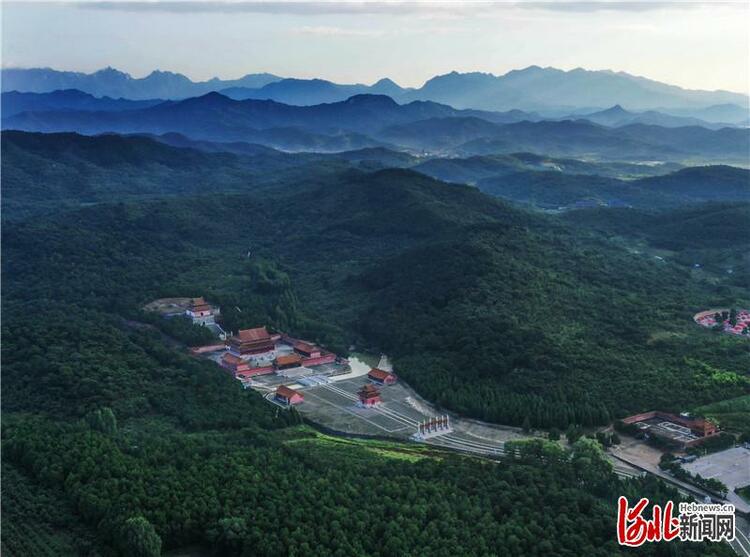 河北遵化：雨後清東陵景如畫