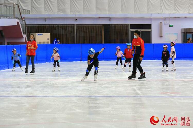 河北邢臺：首個真冰標準氣膜滑冰館開啟試運營