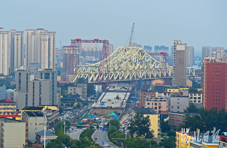 河北廊坊：光明道上跨鐵路橋項目加緊施工