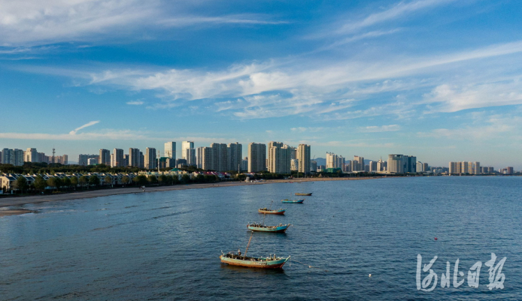 河北秦皇島：海岸晚霞醉遊人