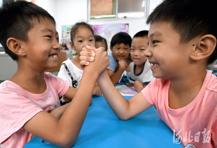 河北邯鄲：12對雙胞胎新生同入一所小學