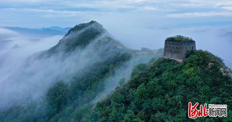 河北遷西：雲海中 長城美