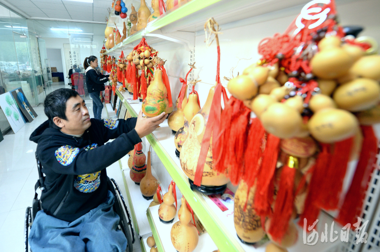 河北平鄉：“烙畫葫蘆”助殘致富