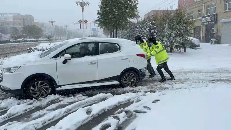 （原創）最美“雪警”溫暖一座城_fororder_2