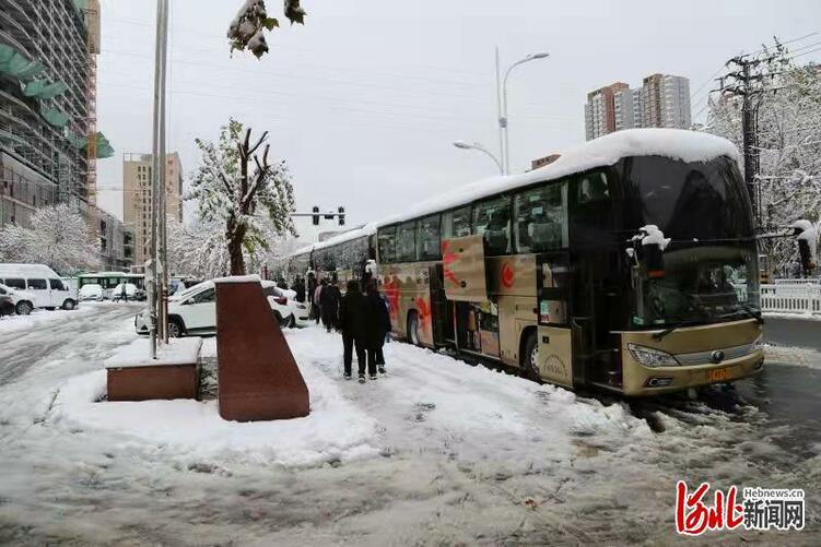 河北衡水市101名醫療隊員出發支援辛集核酸採樣工作