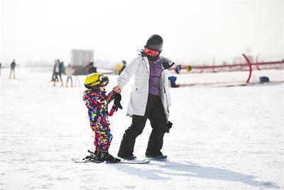 河北淶源：一片冰雪帶動旅遊業“全面開花”