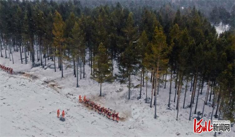 河北塞罕壩：消防隊員雪中演練