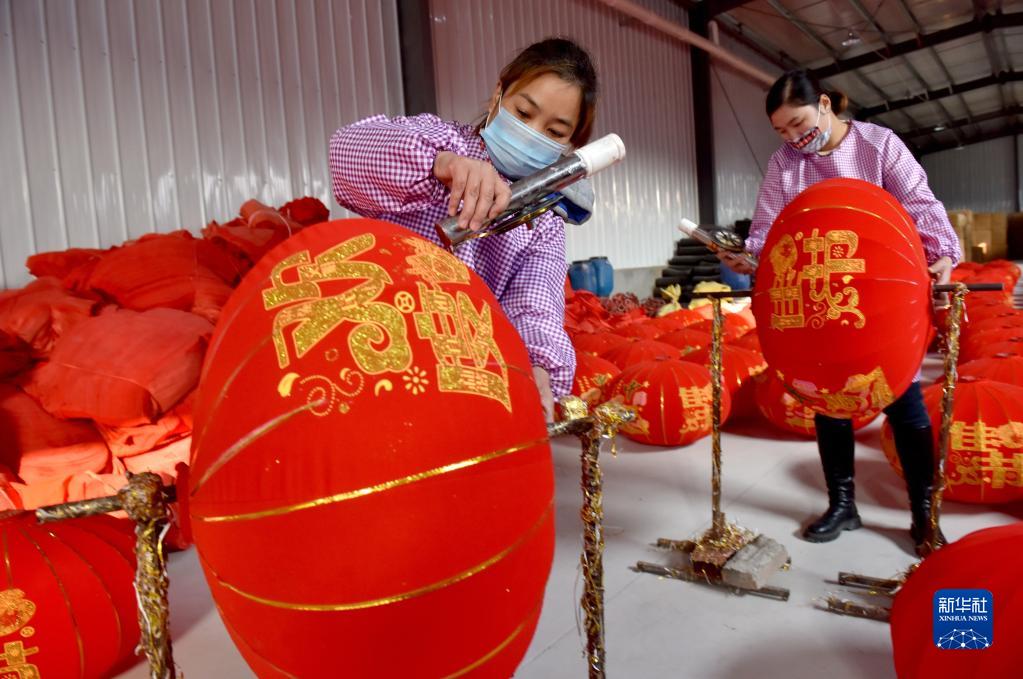 河北邢臺：趕制紅燈籠 紅火迎新年