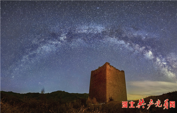 河北崇禮：一條“巨龍”蜿蜒盤旋在崇山峻嶺之間