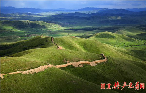 河北崇禮：一條“巨龍”蜿蜒盤旋在崇山峻嶺之間