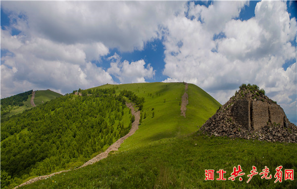 河北崇禮：一條“巨龍”蜿蜒盤旋在崇山峻嶺之間