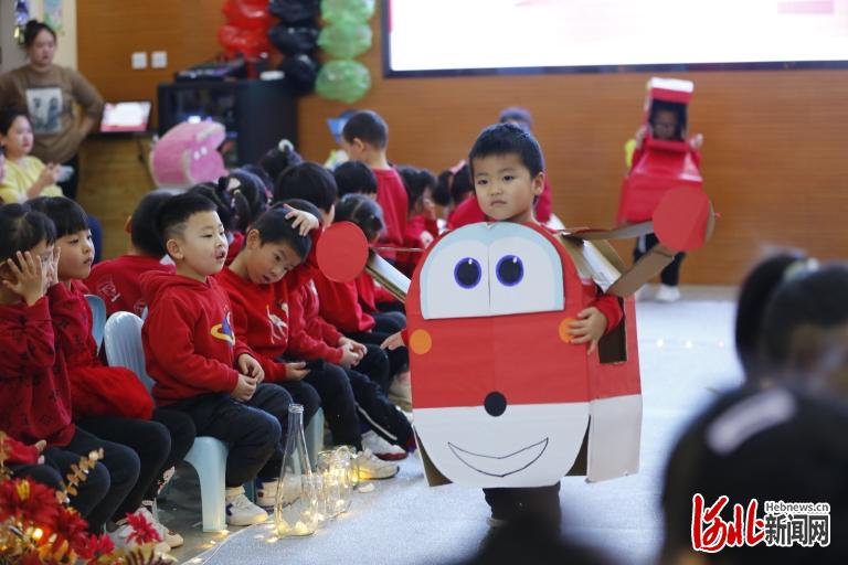 石家莊市裕華區第六幼兒園舉行“迎新年 穿新衣”環保時裝秀