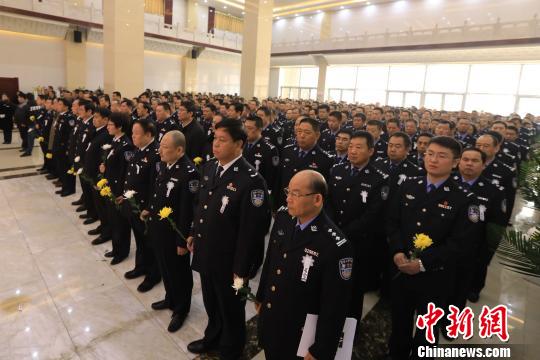 【要聞  文字列表】【列表標題】全國優秀人民警察“老呂”離世  【文中標題】全國優秀人民警察“老呂”離世 千余人送最後一程