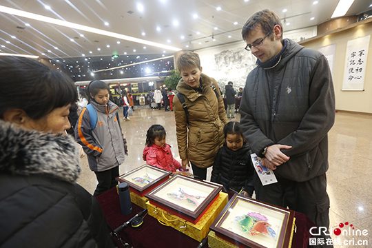 圖片默認標題_fororder_陳童  攝 外國友人觀看非遺展 (2)