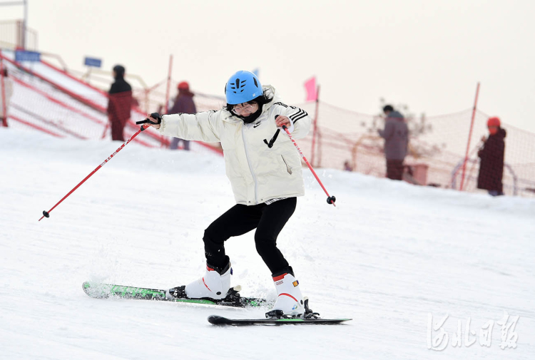 河北邢臺：冰雪運動“熱”起來