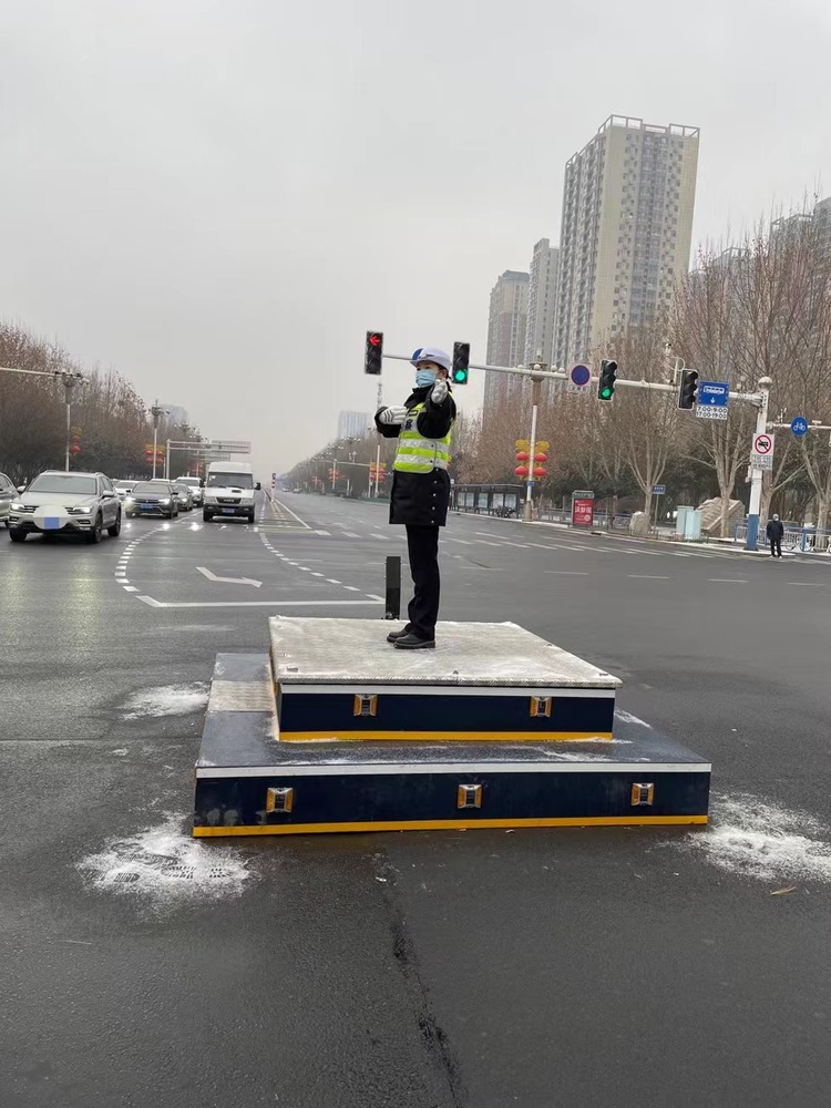 （原創）石家莊交警迎戰惡劣天氣保障道路安全_fororder_1