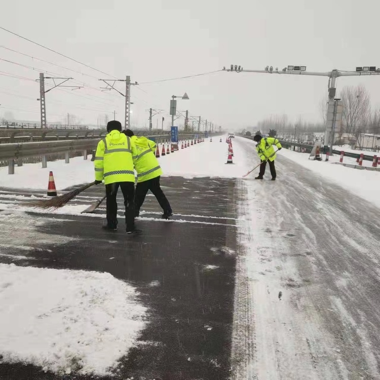 （原創）石家莊交警迎戰惡劣天氣保障道路安全_fororder_2