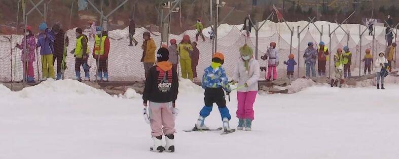 冬奧會掀起冰雪熱 滑雪場裏客如潮