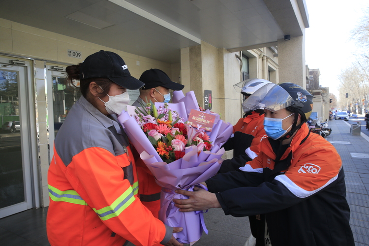 658束鮮花敬送“身邊雷鋒”——石家莊市2022年“鮮花送雷鋒”大型公益活動掀高潮_fororder_2