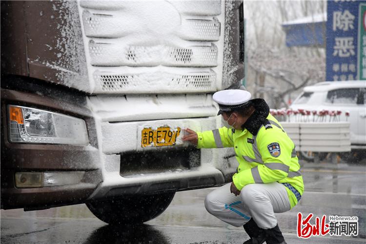 河北文安：雪中戰“疫”