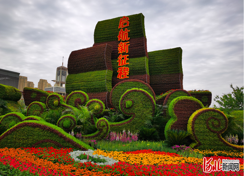 迎“五一” 花箱花球花柱扮靚河北石家莊