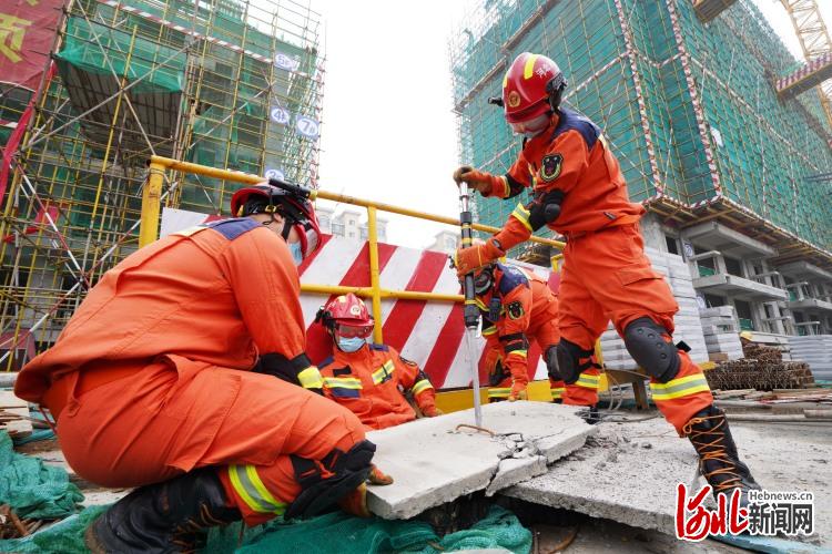 河北內丘：消防隊員練兵忙