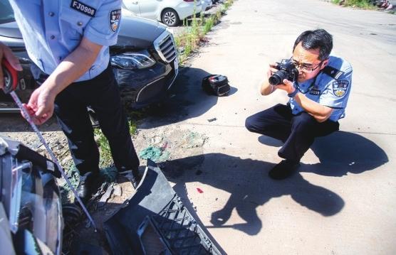 警徽一線映初心繫列報道——看你往哪兒跑