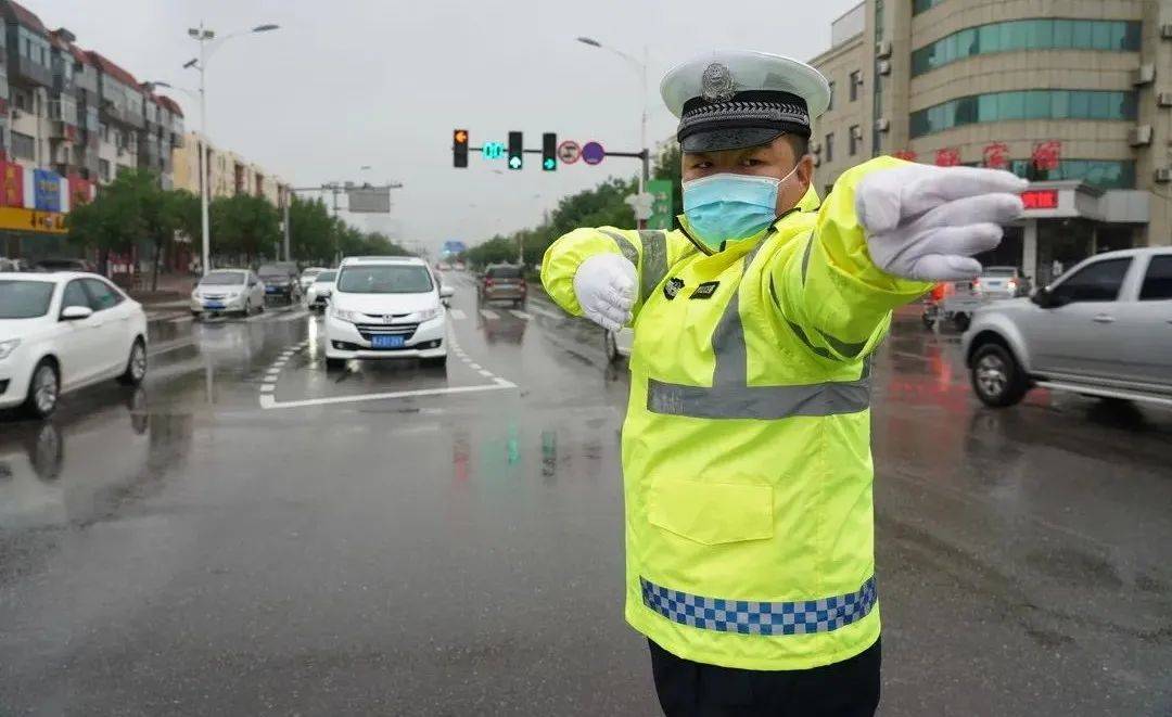 黃驊“澆”警雨中執勤 全力守護群眾安全出行_fororder_圖片5