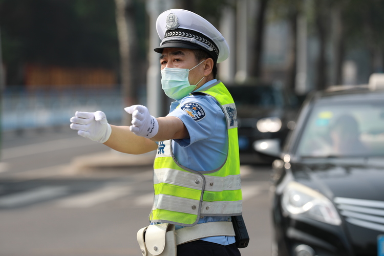 （原創）石家莊交警戰高溫、鬥酷暑為群眾平安出行保駕護航_fororder_1