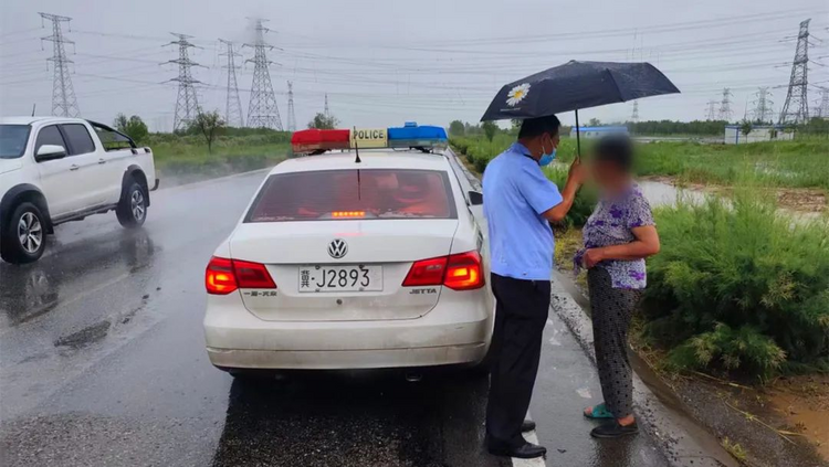 （原創）黃驊：老人雨中獨行國道 警民攜手護送回家_fororder_圖片1