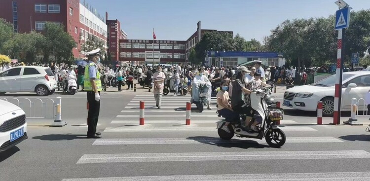 （原創）又到開學季：渤海新區黃驊市交警上路執勤 為學生保駕護航_fororder_image011