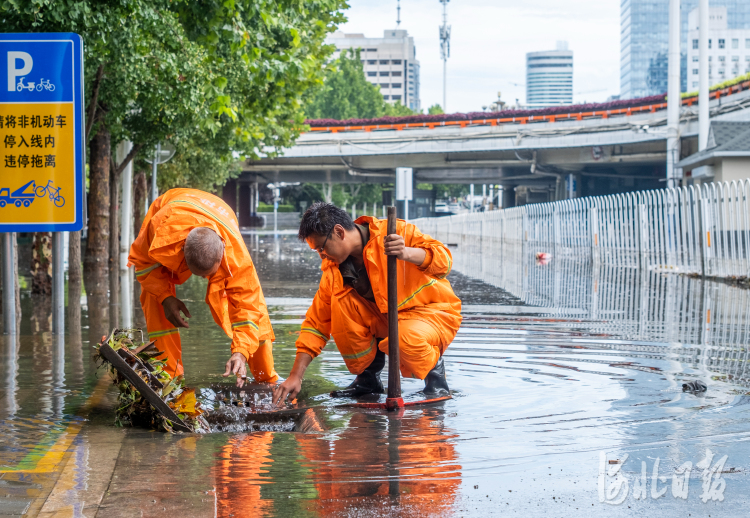 河北石家莊：暴雨下的堅守