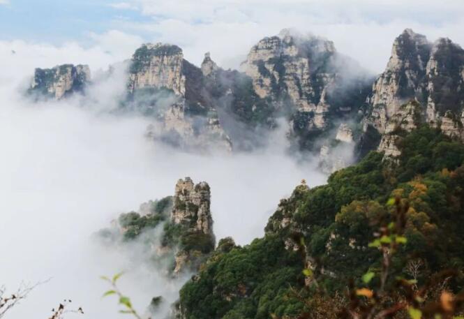 在河北的山林雲海中邂逅初秋